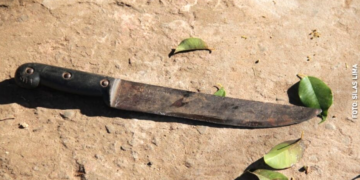 Homem é esfaqueado pela esposa durante discussão por ciúmes em Terenos