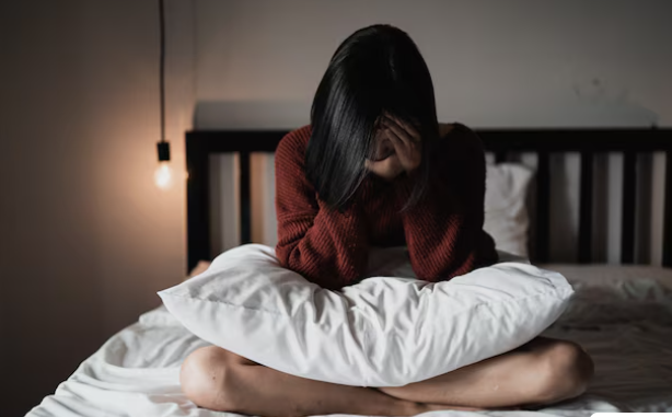 Padrasto agarra enteada adolescente e vai preso por importunação sexual em Rio Verde