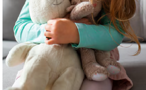 Mãe espancou filha com vara no rosto após receber ‘cusparada’ em Cassilândia