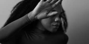 Mesmo com súplicas do filho de 4 anos, homem espanca mulher e tenta matá-la