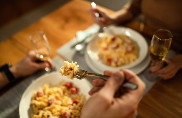 Restaurante de Campo Grande promove noite de massas beneficente para ajudar instituição de apoio a vítimas de violência sexual