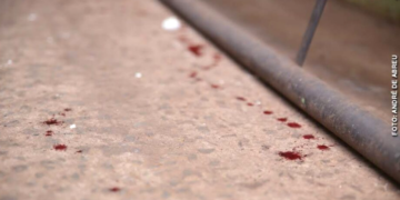 Com ferro na mão, homem queimou árvores e ameaçou população da Vila Anahy