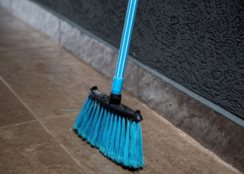 Com ciúme do ex, mulher invade casa de desconhecida e agride vítima a vassourada em Dourados