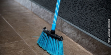 Com ciúme do ex, mulher invade casa de desconhecida e agride vítima a vassourada em Dourados