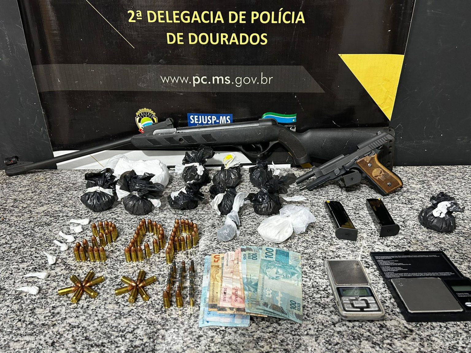 Polícia Civil prende em flagrante homem por tráfico de drogas e posse irregular de arma de fogo em Dourados