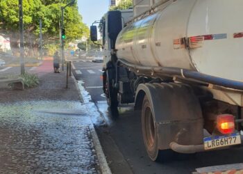 Vídeo: com estiagem canteiros da Afonso Pena recebem tratamento e ação e elogiada por empresários 