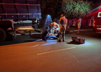 Motociclista fica ferida ao bater em caminhão estacionado em Ivinhema