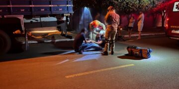 Motociclista fica ferida ao bater em caminhão estacionado em Ivinhema