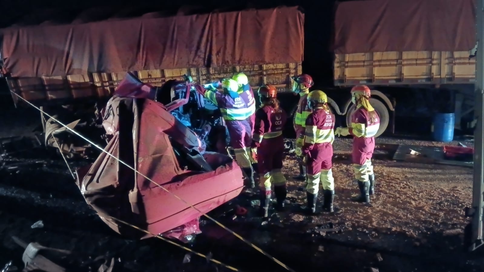 Vídeo: casal m*rre e menino de 4 anos fica ferido em colisão entre carretas na BR-163 