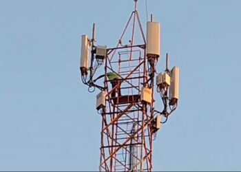 Mais de 15 horas de negociação: homem desce de torre de telefonia na Vila Bandeirantes