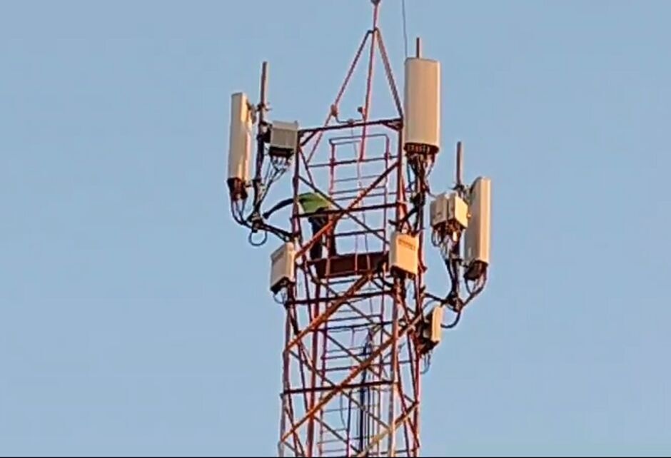Mais de 15 horas de negociação: homem desce de torre de telefonia na Vila Bandeirantes