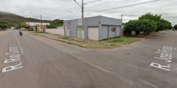 Adolescente que pilotava moto morre após bater em carro em Corumbá