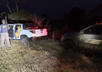 O motorista se esquiva de abordagem e foge deixando o carro para trás com 301kg de maconha
