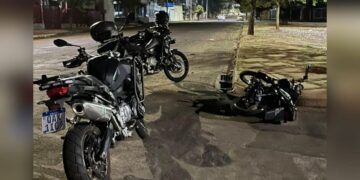 Com menina de 13 anos em moto furtada, jovem foge da polícia na Afonso Pena