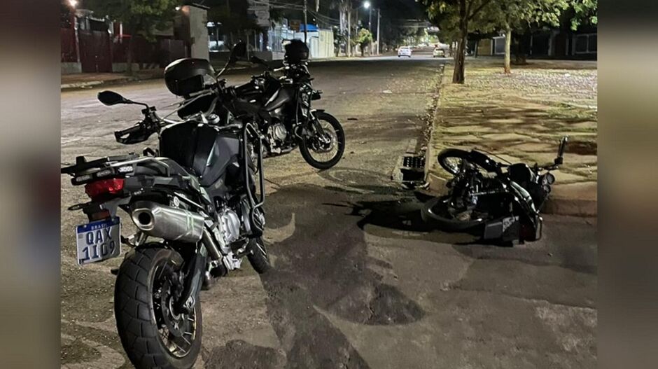 Com menina de 13 anos em moto furtada, jovem foge da polícia na Afonso Pena