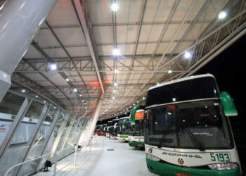 Adolescente tenta entrar em um ônibus com 1 kg de cocaína e acaba sendo preso