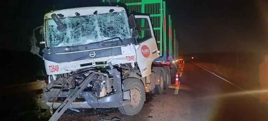 Motorista sofre fratura exposta em acidente com caminhões entre Bataguassu e Santa Rita do Pardo