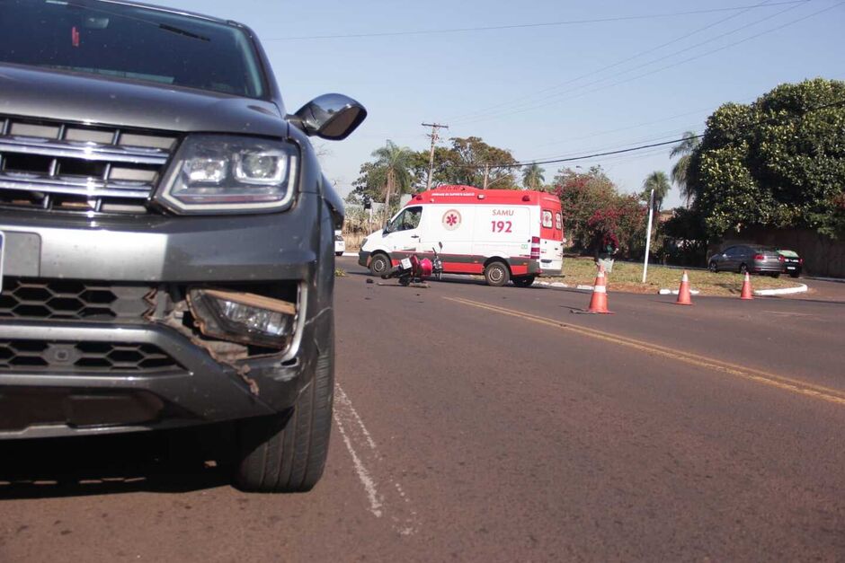 Acidente entre caminhonete e moto deixa motociclista ferida no Rita Vieira