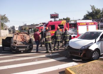 Casal e criança de 3 anos ficam feridos em capotamento no Parque dos Poderes