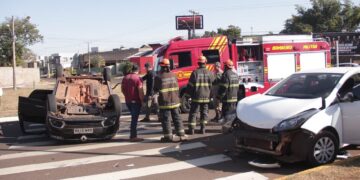 Casal e criança de 3 anos ficam feridos em capotamento no Parque dos Poderes
