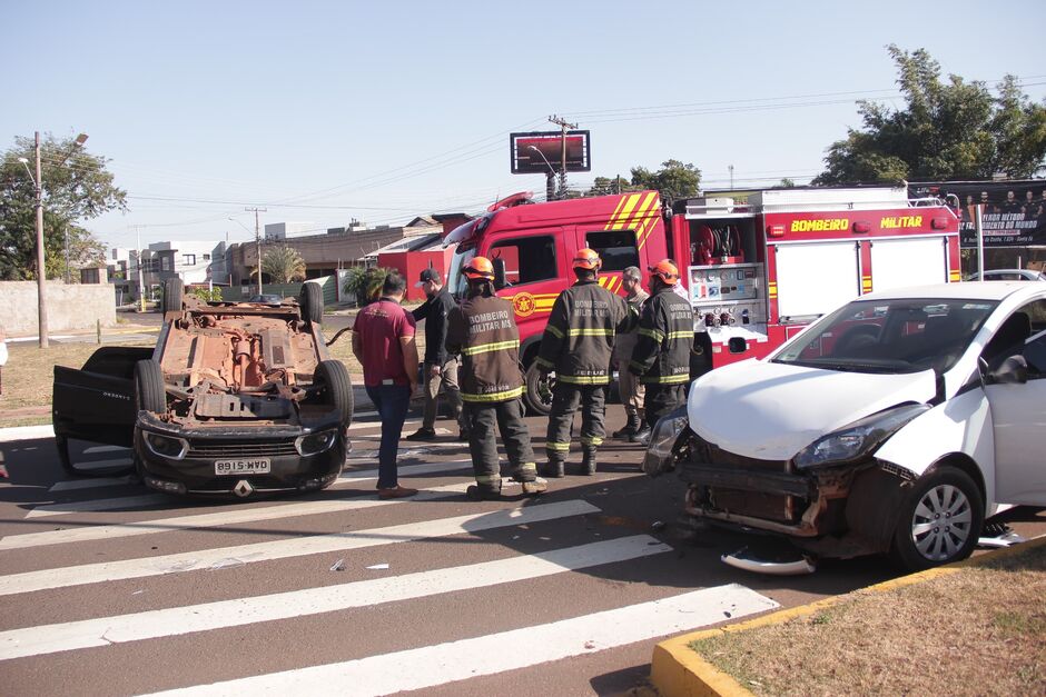 Casal e criança de 3 anos ficam feridos em capotamento no Parque dos Poderes