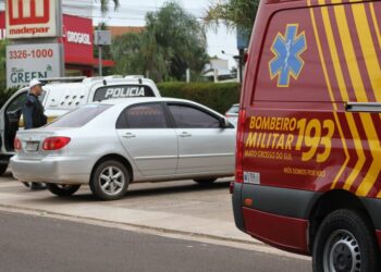 Motociclista fratura tornozelo em acidente em cruzamento na Avenida Ceará