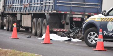 Motociclista morto ao bater em carreta na Guaicurus é identificado