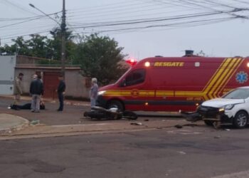 Motociclista sem capacete avança preferencial, bate em carro e quebra perna no Guanandi