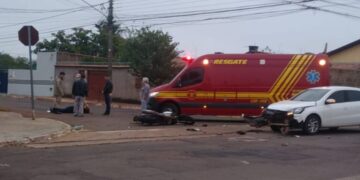 Motociclista sem capacete avança preferencial, bate em carro e quebra perna no Guanandi