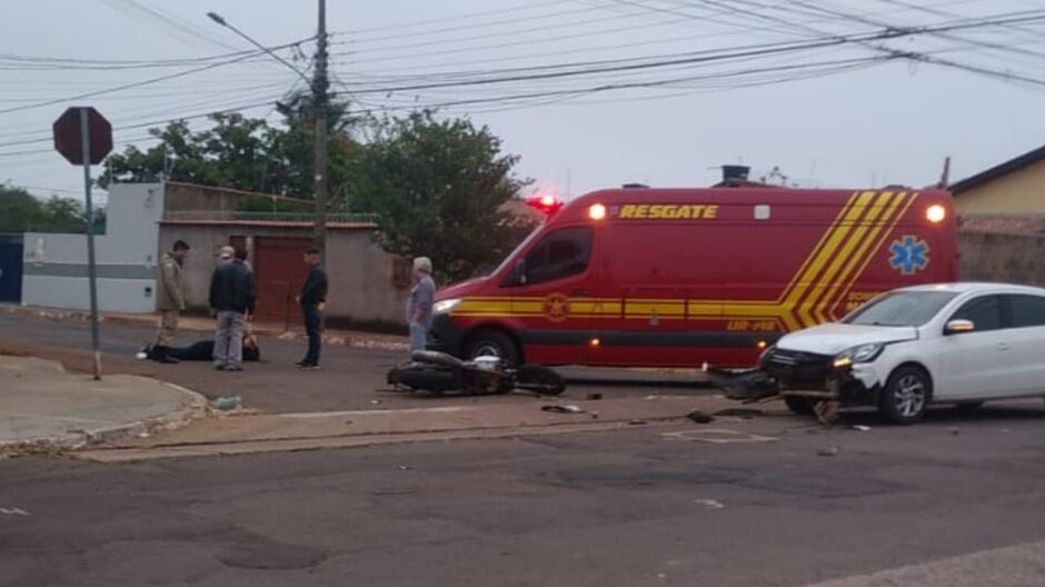 Motociclista sem capacete avança preferencial, bate em carro e quebra perna no Guanandi