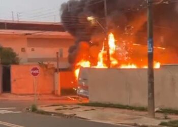 Incêndio consome ônibus e danifica a rede elétrica, causando pânico aos moradores no Rita Vieira.