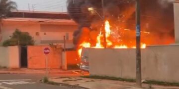 Incêndio consome ônibus e danifica a rede elétrica, causando pânico aos moradores no Rita Vieira.