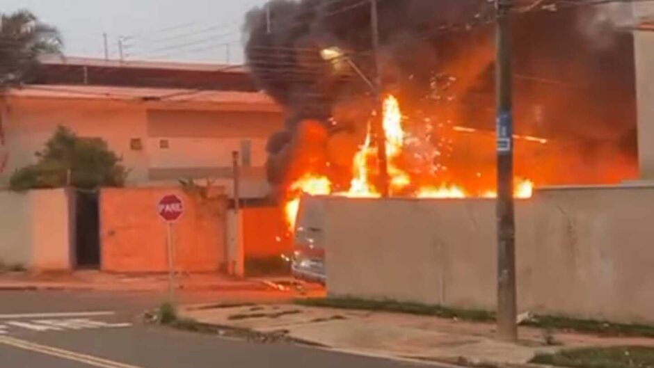 Incêndio consome ônibus e danifica a rede elétrica, causando pânico aos moradores no Rita Vieira.