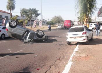 Carro é fechado e capota na Avenida Fábio Zahran 