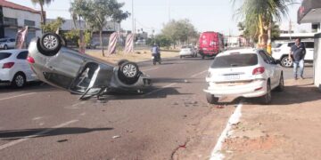 Carro é fechado e capota na Avenida Fábio Zahran 