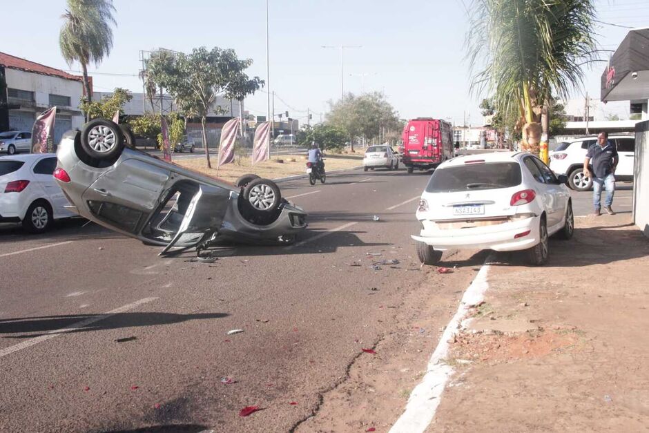 Carro é fechado e capota na Avenida Fábio Zahran 