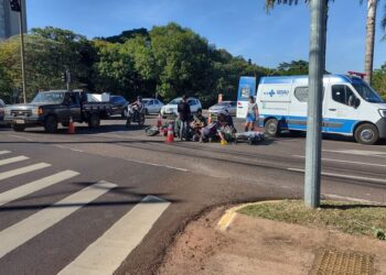 Motociclista e passageira ficam feridos em acidente na Avenida Mato Grosso