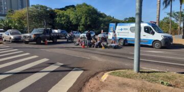 Motociclista e passageira ficam feridos em acidente na Avenida Mato Grosso