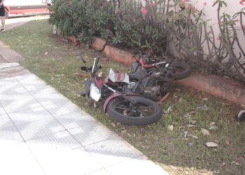 Após desrespeitar o semáforo vermelho, um motociclista foi atingido por um carro