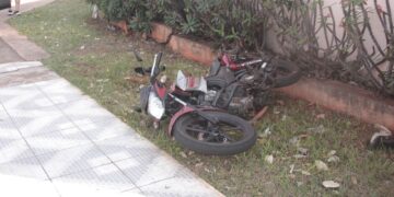 Após desrespeitar o semáforo vermelho, um motociclista foi atingido por um carro