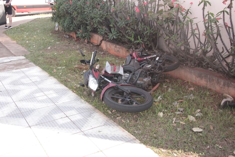 Após desrespeitar o semáforo vermelho, um motociclista foi atingido por um carro