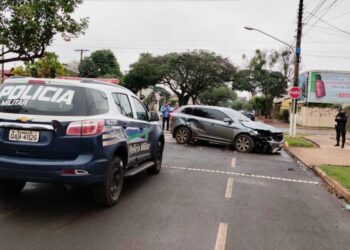 Homem foge após acidente em Dourados deixando para trás Volvo carregado de maconha