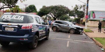 Homem foge após acidente em Dourados deixando para trás Volvo carregado de maconha
