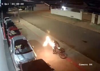 Vídeo: Filhote de Nero para de bike e ateia fogo em loja de carros em Dourados 