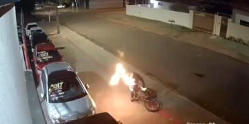 Vídeo: Filhote de Nero para de bike e ateia fogo em loja de carros em Dourados 