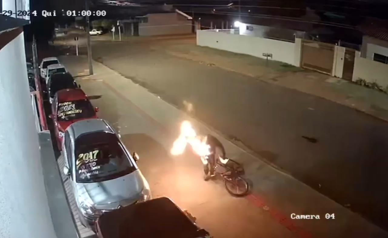 Vídeo: Filhote de Nero para de bike e ateia fogo em loja de carros em Dourados 