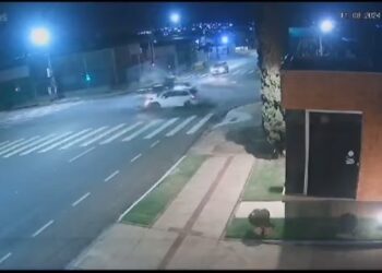 RAM Tchum! Alecrim alcoolizado foge de blitz com F250 e arranca porta de baratinha Citröen; veja vídeo