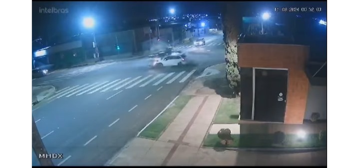 RAM Tchum! Alecrim alcoolizado foge de blitz com F250 e arranca porta de baratinha Citröen; veja vídeo