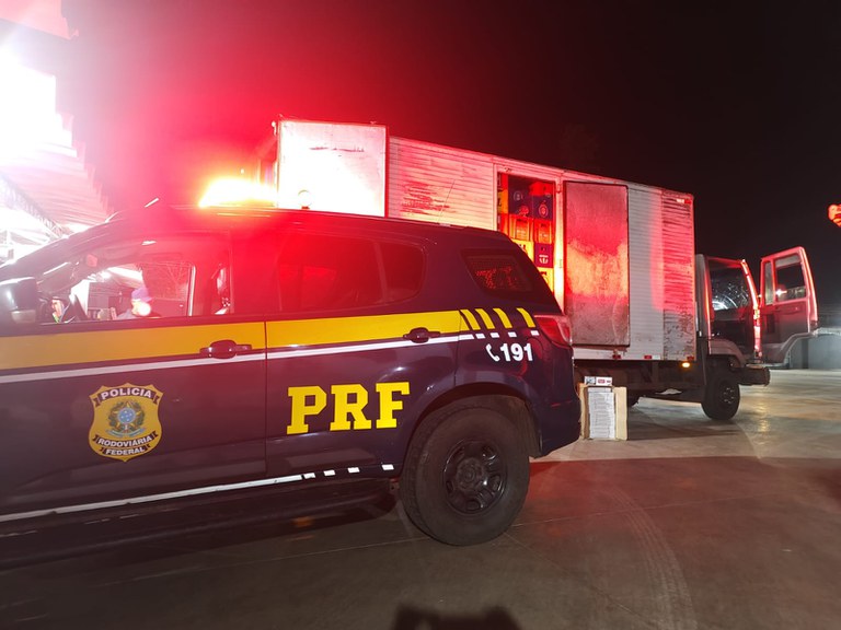 PRF apreende 24 mil maços de cigarros em Brasilândia