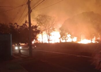 Vídeo: Incêndio na Pioneiras assusta moradores e carreta com combustível e retirada às pressas 